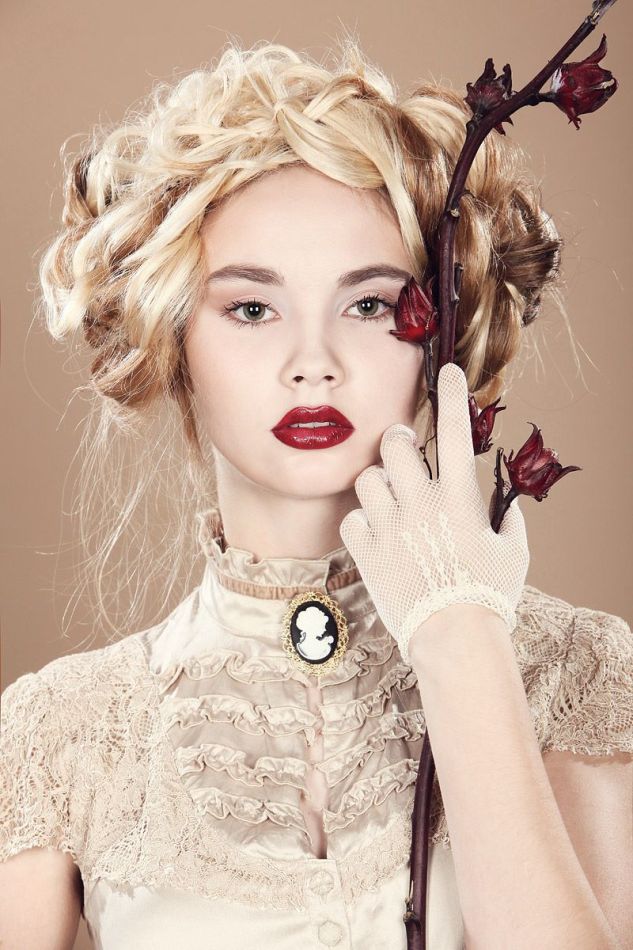 Old fashioned photo shoot | blond, branch, gloves, red lips