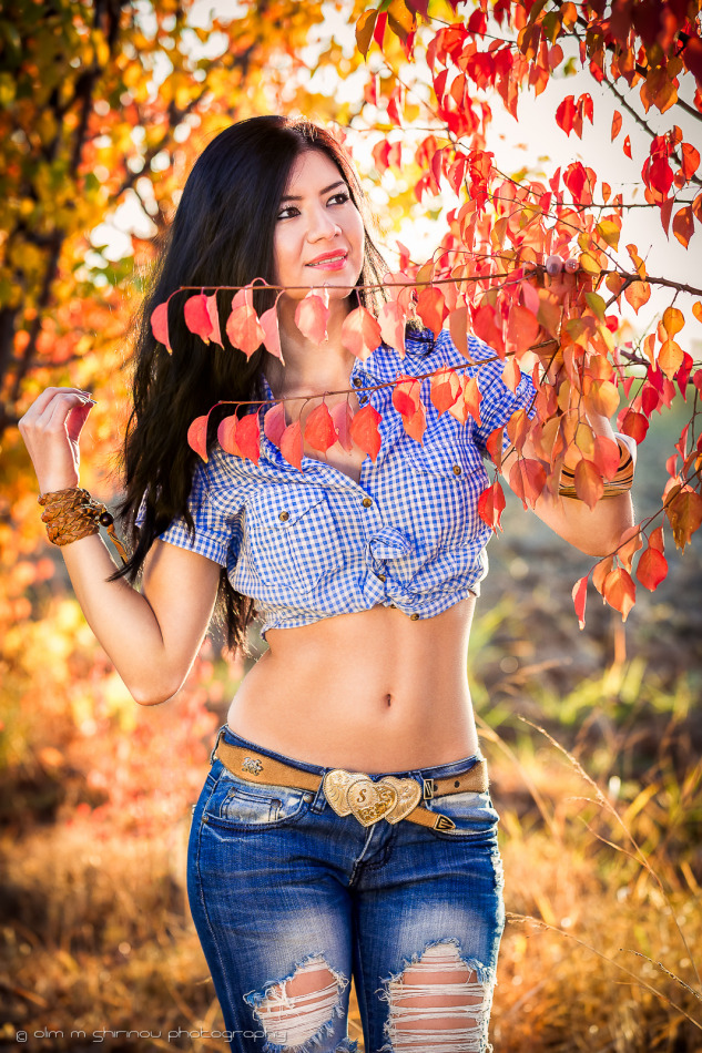 Girl in ragged jeans | ragged jeans, autumn, forest, environmental portrait