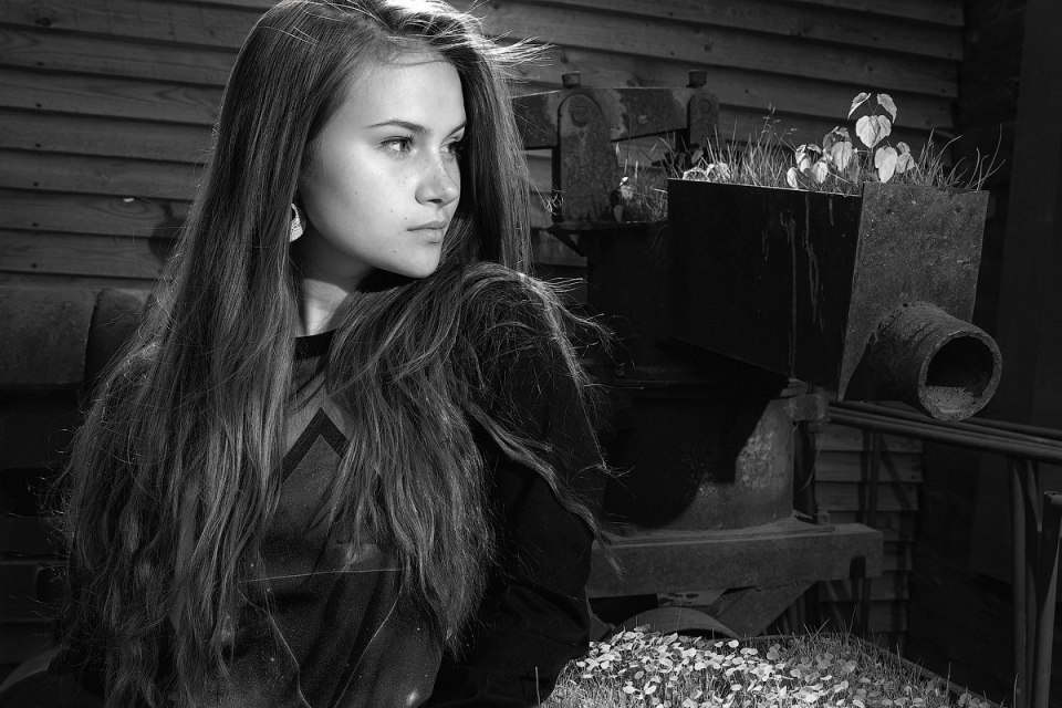 Photoshoot in the odl village house | village, wooden house, black & white, girl