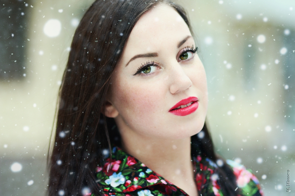 Fat model | fat model, red lipstick, winter, environmental portrait