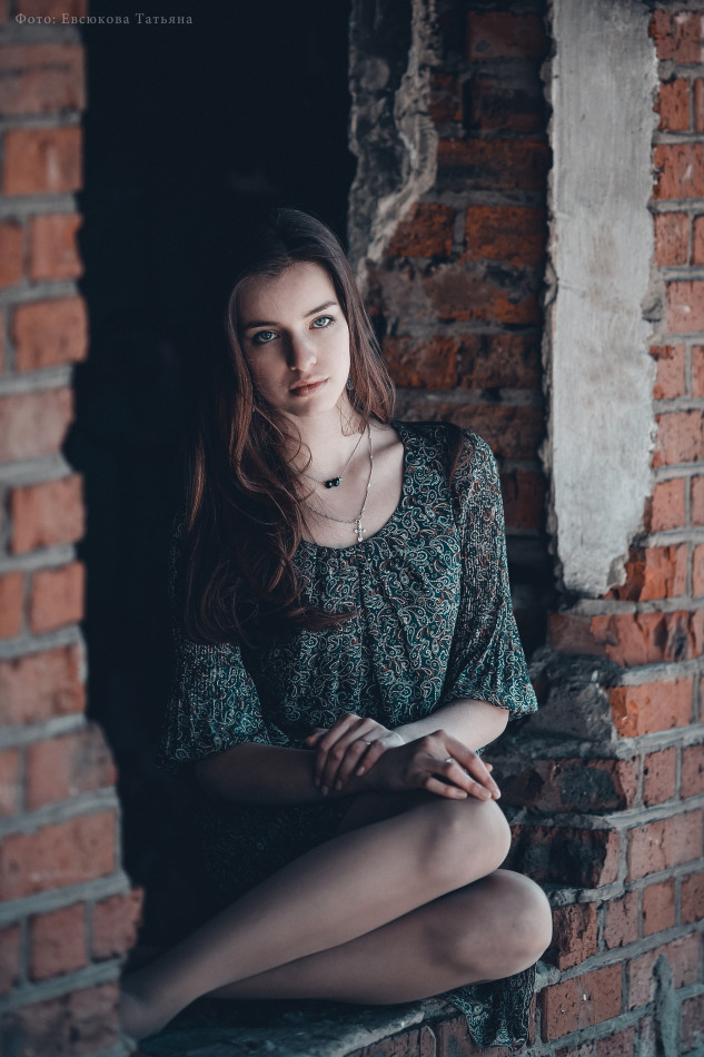 Girl sitting in the embrassure | embrassure, brick wall, environmental portrait, green dress