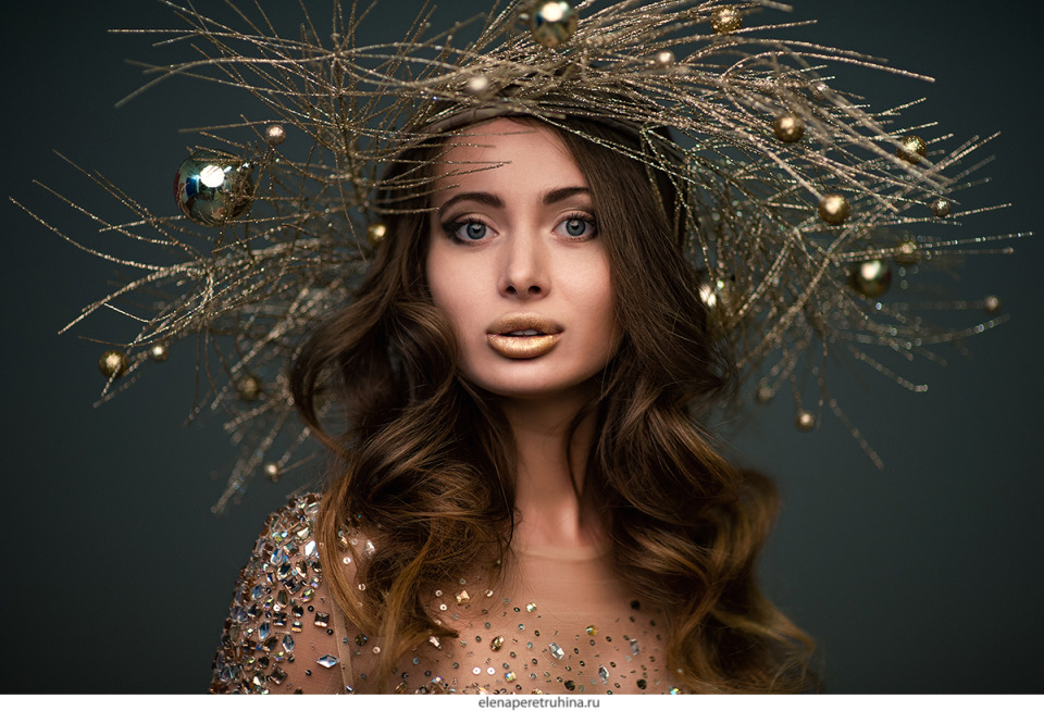 Girl with the nest snd golden balls on her head | gold, nest, photoshoot, teeth, redhead