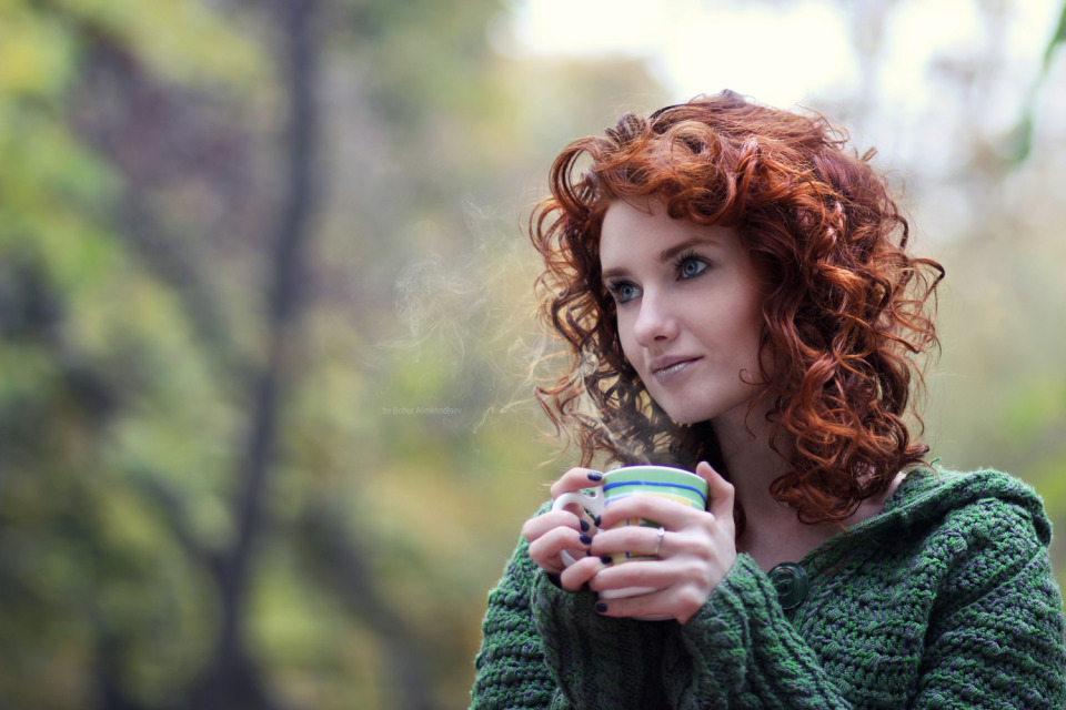 Let this cup of a hot tea warm this cold winter | redhead, tea, environmental portrait, cutie