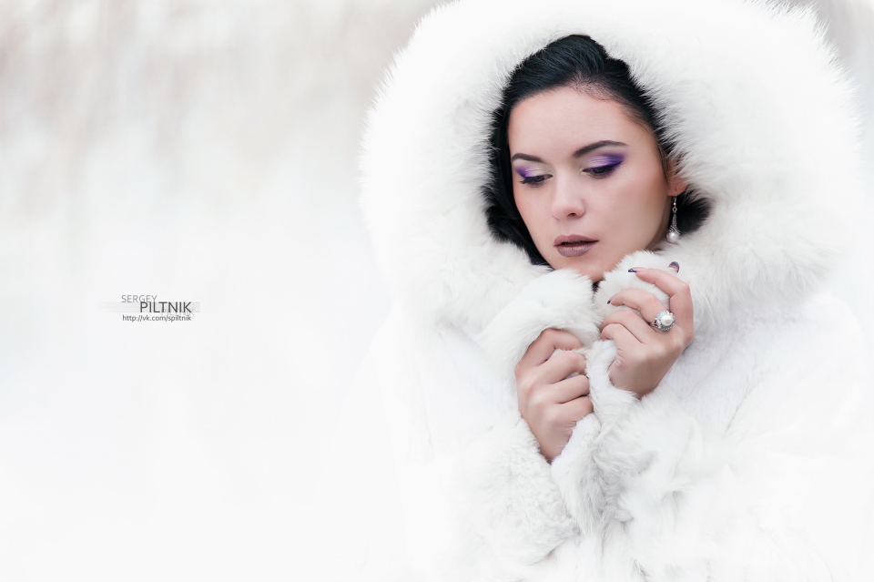 Pretty girl in the white fur coat | winter, fur coat, white, brunette, violet, earring, ring, fur, hair, bundle up