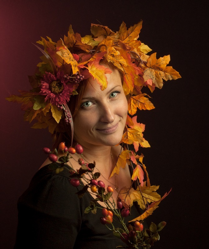 Woman with a hat made of a fallen leafs | maple leafs, woman, smile