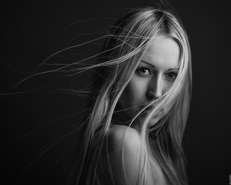 Black & white portrait of a blonde | portrait, model, woman, black & white, face, long-haired, blonde, natural make-up, grey background, shoulders