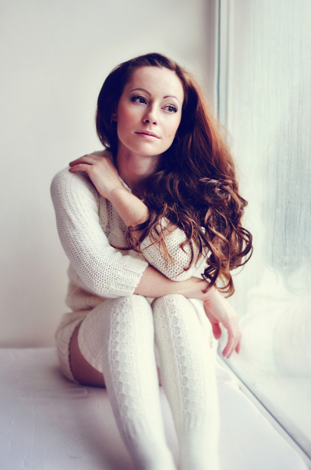 Girl in white woolen stockings sitting on the windowsill | smile, redhead, wool, stockings, windowsill, glass